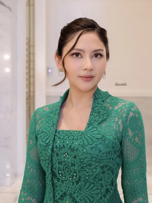 Jessica Mila di Acara Adat Batak. [@stefaniehalim]