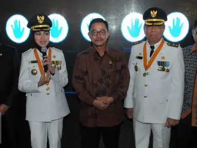 Menteri Agraria & Tata Ruang Ferry Mursidan (tengah) diapit Airin dan Benyamin saat peluncuran layanan pertanahan berbasis digital dan pembebasan Pajak Bumi dan Bangunan, Tangsel, Rabu (20/4). (Liputan6.com/Helmi Afandi)