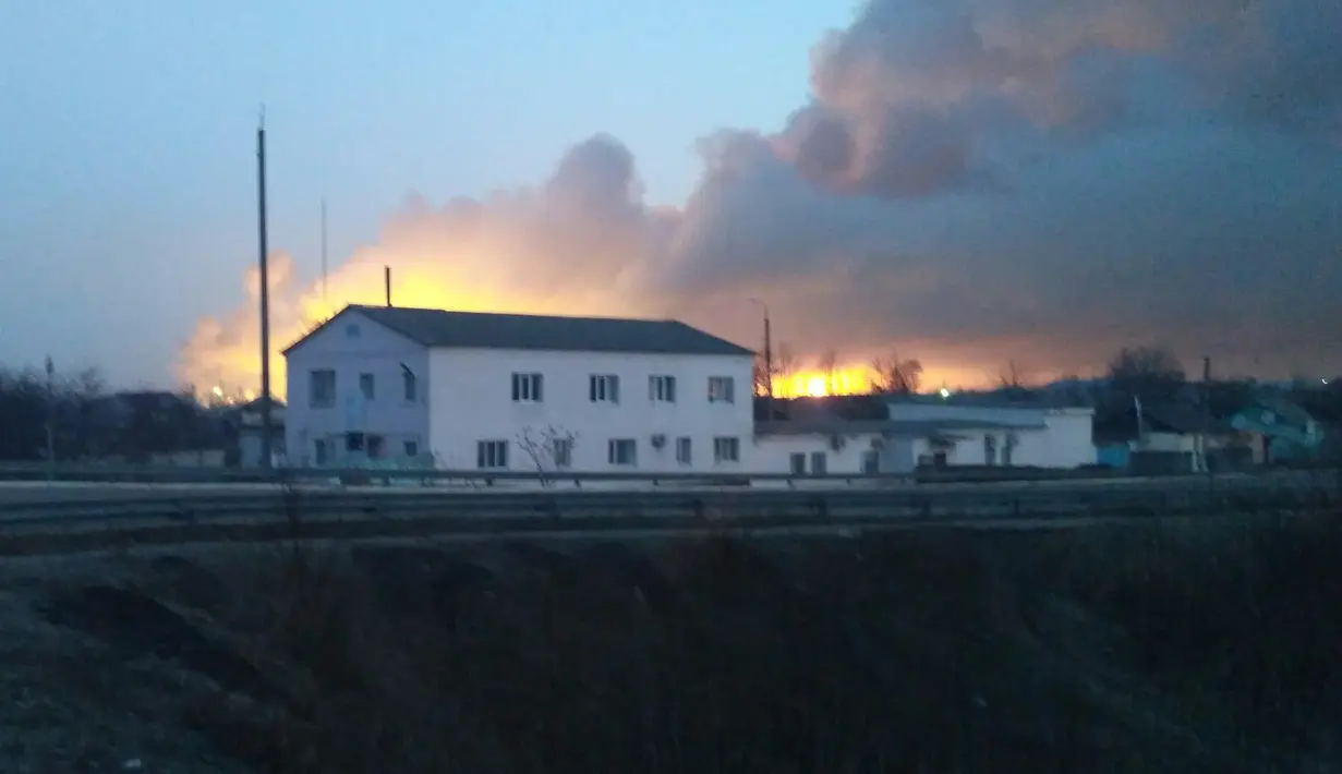 Sebuah gudang senjata di pangkalan militer Ukraina di Balakliya, meledak, Kamis (23/3). Ledakan gudang senjata yang menyimpan 140 ribu ton amunisi itu kemungkinan besar disebabkan sabotase. (AP Photo/Ministry of Emergency Situations press service via AP)
