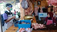 Penjual daging sapai di salah satu pasar tradisional di Kabupaten Probolinggo (Istimewa)