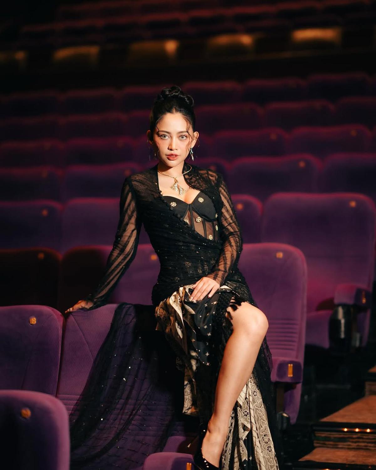Potret Cantik Rachel Venya Pakai Kebaya Hitam Transparan di Gala Premiere Film 'HUTANG NYAWA'