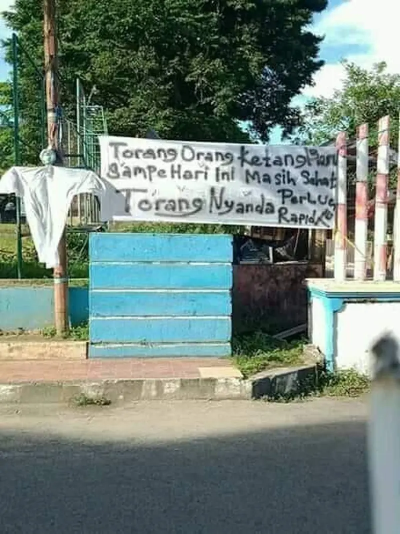 Spanduk bertuliskan penolakan rapid test juga terpampang di beberapa tempat di sekitar Kecamatan Singkil, Manado.