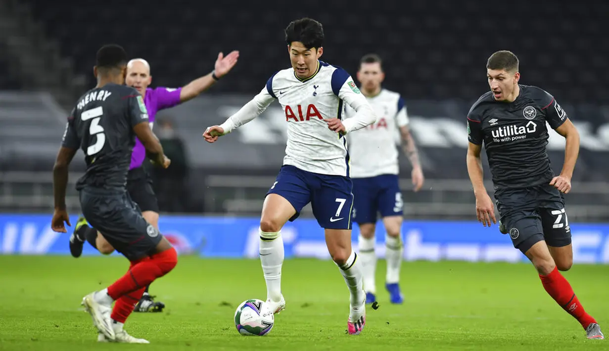 Pemain Tottenham Hotspur Son Heung-min (tengah) mengontrol bola saat melawan Brentford pada pertandingan semifinal Piala Liga Inggris di Tottenham Hotspur Stadium, London, Inggris, Selasa (5/1/2021). Tottenham Hotspur menang 2-0. (Glyn Kirk/Pool via AP)