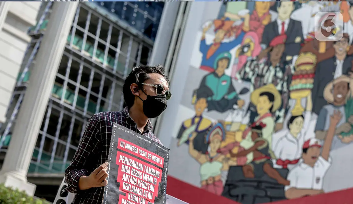 Aktivis yang tergabung dalam #BersihkanIndonesia menggelar aksi damai di depan Gedung Mahkamah Konstitusi, Jakarta, Jumat (3/6/2022). Aksi tersebut untuk menyoroti serta menolak pengesahan revisi UU Minerba dan Omnibus Law UU Cipta Kerja. (Liputan6.com/Faizal Fanani)