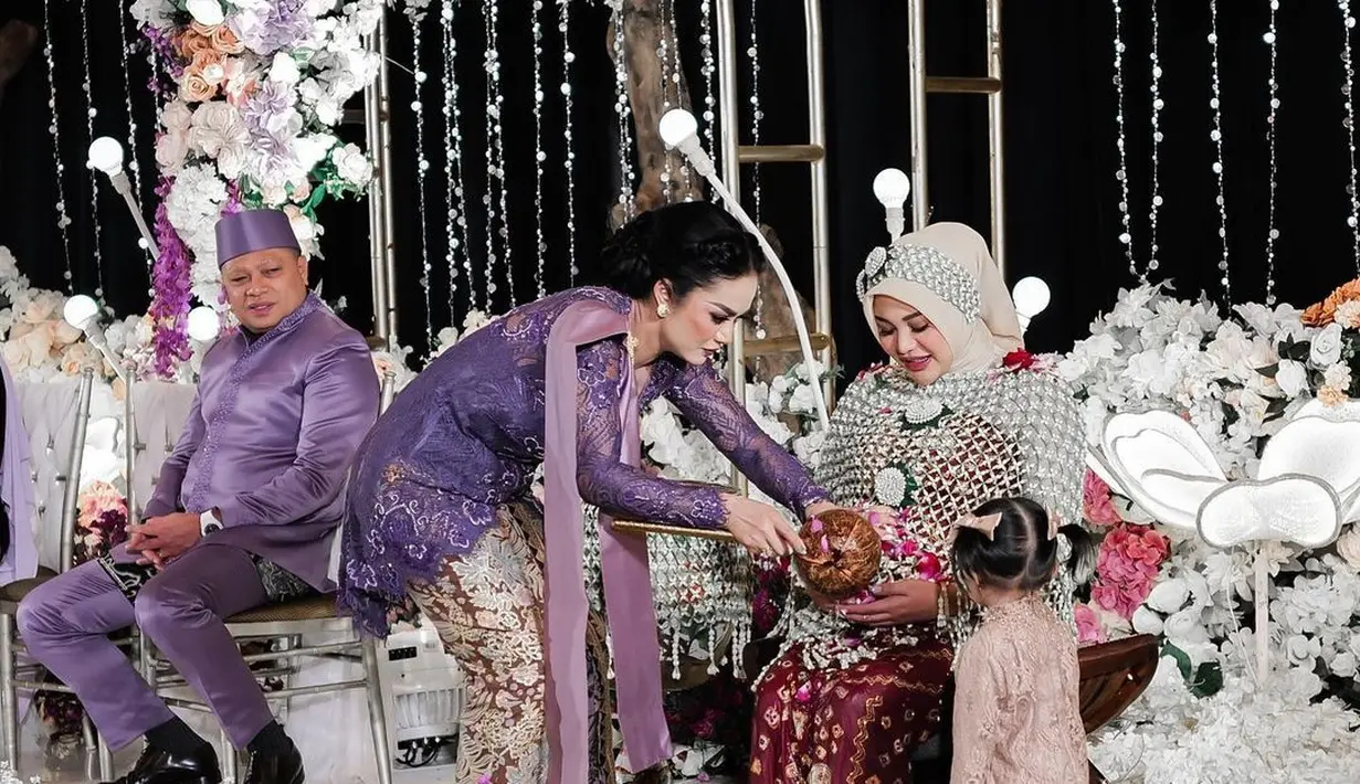 Para Mama berkumpul lengkap di acara Mitoni Aurel Hermansyah, termasuk Krisdayanti. Tampil anggun nan cantik, Krisdayanti mengenakan kebaya ungu bertabur payet berkilauan. Penampilannya ini dipadu kain batik bernuansa senada, dan selendang ungu polos di kedua sisi bahunya. [Foto: Instagram/krisdayantilemos]