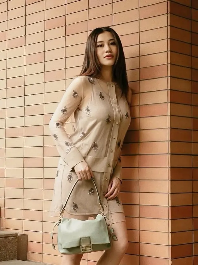 Aaliyah Massaid tampil flat shoes Fendi. [@aaliyah.massaid]