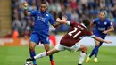 Pemain Leicester City, Danny Simpson (kiri), dihadang pemain Burnley, George Boyd, dalam laga Premier League di Stadion King Power, Leicester, Sabtu (17/9/2016) malam WIB. (Reuters/Darren Staples)