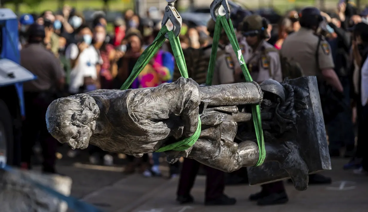 Patung Christopher Columbus diangkat ke truk setelah sekelompok massa merobohkannya di Minnesota State Capitol, St. Paul, Minnesota, Amerika Serikat, Rabu (10/6/2020). Patung Christopher Columbus jadi amukan massa setelah kematian George Floyd. (Evan Frost/Minnesota Public Radio via AP)