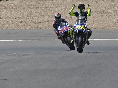 Seorang penonton memasuki lintasan Sirkuit Jerez, Spanyol, setelah Valentino Rossi finis pertama diikuti Jorge Lorenzo dalam balapan MotoGP Jerez, Minggu (24/4/2016). (EPA/Jose Manuel Vidal)