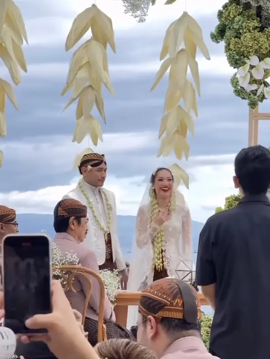 Kebaya dengan paduan batik memberi kesan gaya tradisional yang sempurna.  (Instagram/bcltiko)