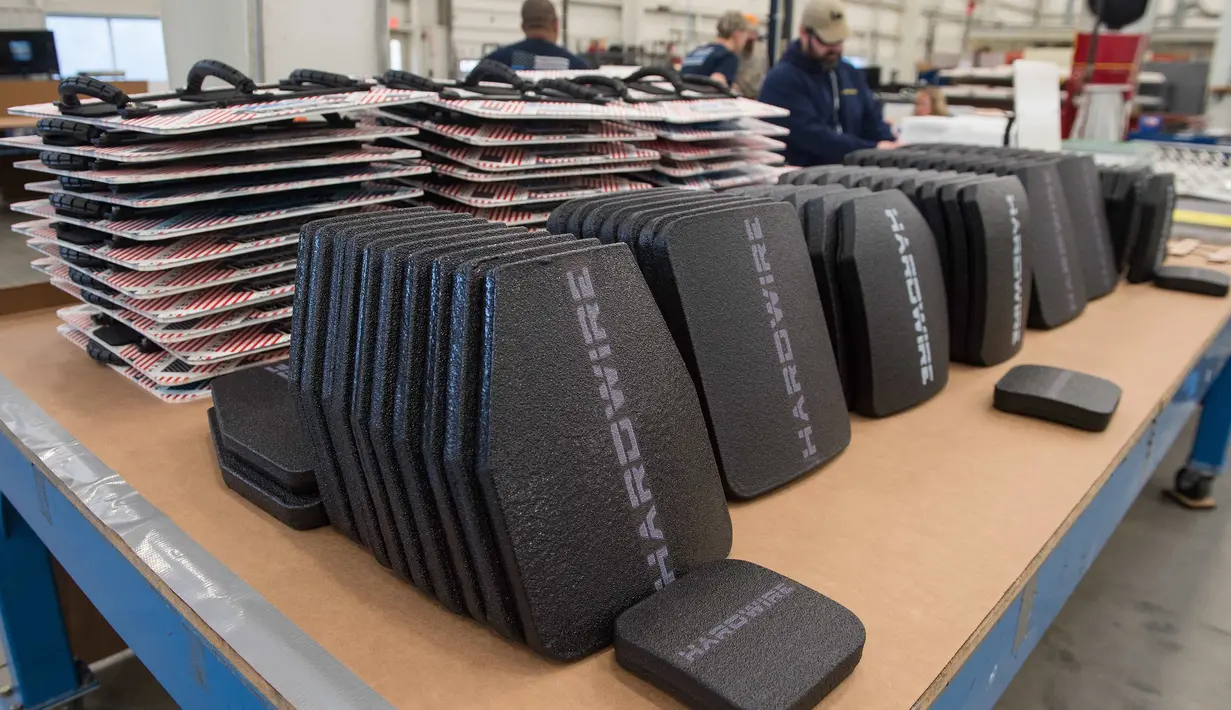 Cover dan papan tulis antipeluru siap untuk dikemas di pabrik Hardwire Pocomoke City, Maryland (1/3). Papan seberat 1,5 kg juga bisa berfungsi sebagai tameng untuk menyelamatkan nyawa murid-muridnya. (AFP PHOTO / Nicholas Kamm)