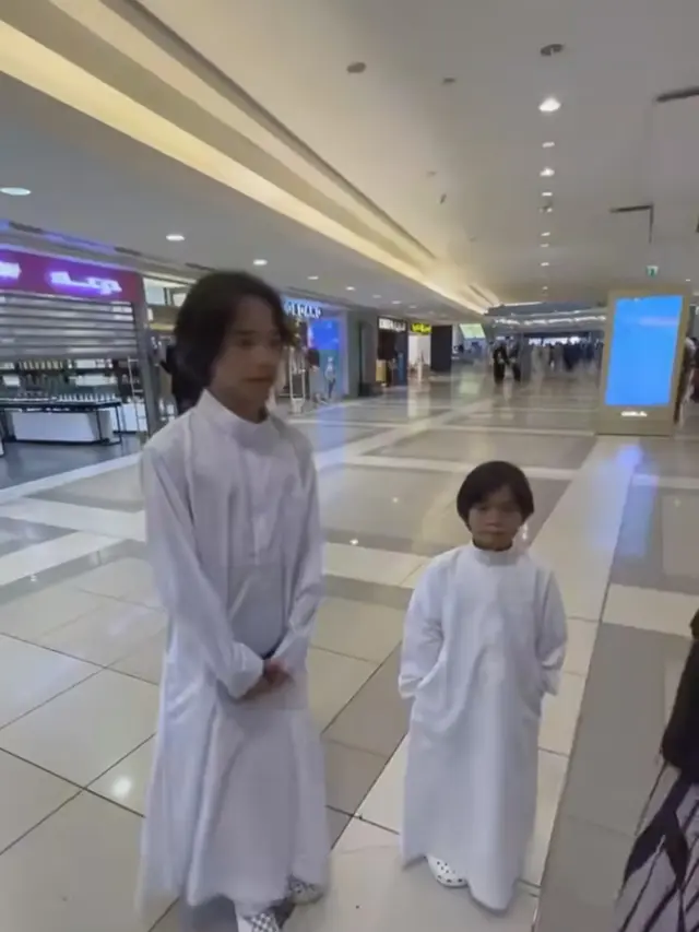 Noah dan Sekala kompak mengenakan jubah berwarna putih