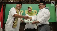 Ketum PKB, Muhaimin Iskandar (kanan) menyerahkan surat dukungan untuk pasangan Cagub-Cawagub dalam Pilkada Lampung 2018 Arinal Djunaidi (kiri) dan Chusnunia Chalim di Gedung DPP PKB, Jakarta, Rabu (20/12). (Liputan6.com/Faizal Fanani)