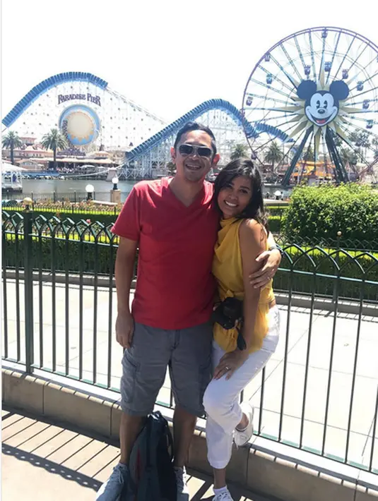 "Nemenin suami nonton bola, td nya gak suka bola, tp pas nonton langsung ternyata seru bgt! Energy nya berasa bgt besar, supporter nya walau beda pilihan tp gak pada rusuh dan ngata2in, sgt sportif.." tulis titirajobintang. (Instagram/titirajobintang)