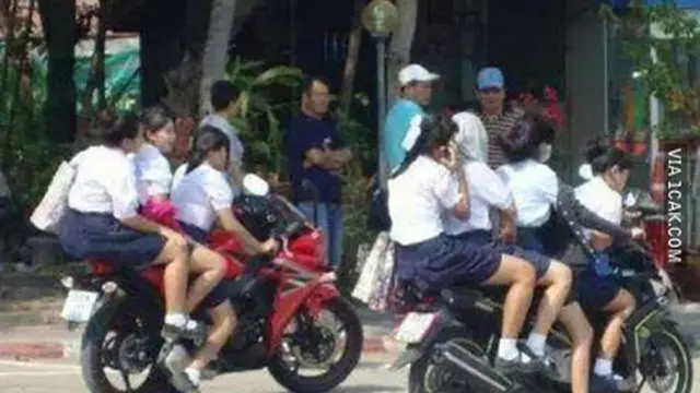 6 Potret Orang Boncengan Motor Lebih dari 3, Ekstrem Banget