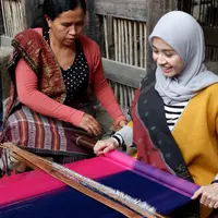 Laudya C.Bella mengexplore Pulau Samosir, Danau Toba (Foto: Hidya Anindyati)