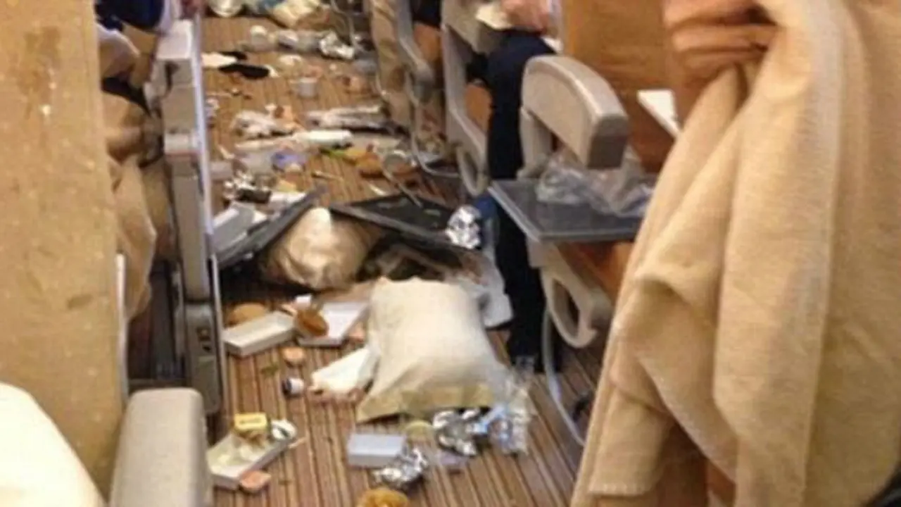 Keadaan lorong pesawat Singapore Airlines yang berantakan akibat turbulensi (Foto: Alan Cross/Daily Mail).