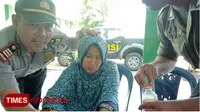 Wanita tanpa identitas yang ditemukan di pertigaan Wadung Dokaran, Tulungrejo, Glenmore. (Dok Polsek Glenmore/TIMES Indonesia)