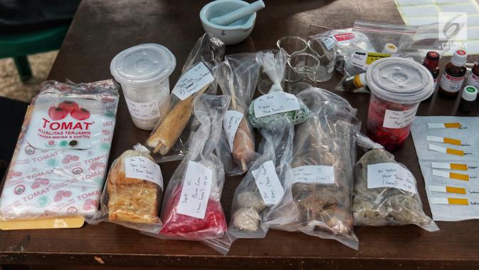 Sejumlah makanan dari pedagang takjil yang diperiksa di Pasar Takjil Bendungan Hilir, Jakarta, Rabu (8/5/2019). Pemeriksaan Takjil ini guna mencegah pedagang makanan yang masih nakal menggunakan zat berbahaya yang di campur dalam makananya. (Liputan6.com/Johan Tallo)