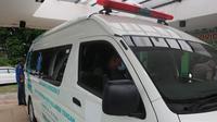 Ambulance Dinkes Sulteng yang bersiaga mengantar pasien Covid-19 ke rumah sakit rujukan. (Foto: Liputan6.com/ Heri Susanto).