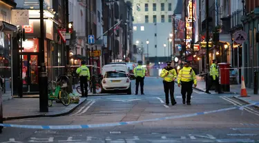 Polisi memblokir jalan menyusul penemuan bom Perang Dunia II di kawasan Soho, London, Inggris, Senin (3/2/2020). Polisi mengevakuasi warga yang berada di kafe, restoran, pub, dan kantor radius beberapa blok dari lokasi penemuan bom. (AP Photo/Frank Augstein)