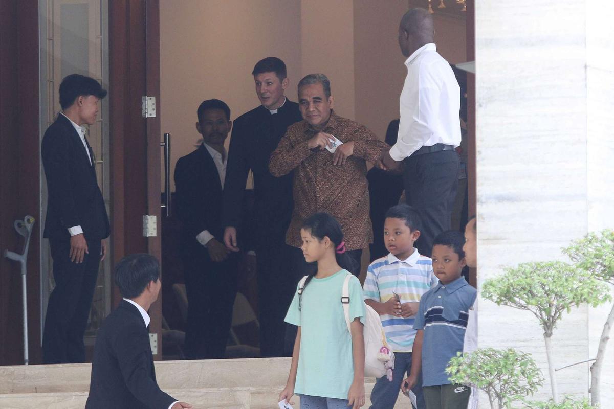 Umat Katolik berdoa untuk Paus Fransiskus di Kedubes Vatikan