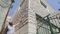 Seorang muazin menunjukkan kondisi Masjid Qaqaa Bin Amr yang akan digusur Israel di lingkungan Silwan yang sebagian besar orang Arab di Yerusalem timur (15/9/2020). Pengadilan Israel memerintahkan penggusuran pada Masjid Qaqaa Bin Amr yang berdiri di Silwan, Yerusalem. (AFP/AHMAD GHARABL)