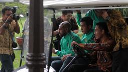 Boaz terlihat senang bersama para pemain Timnas Indonesia menggunakan mobil listrik sebelum bertemu Presiden RI, Joko Widodo di Istana Merdeka, (19/12/2016). (Bola.com/Nicklas Hanoatubun)
