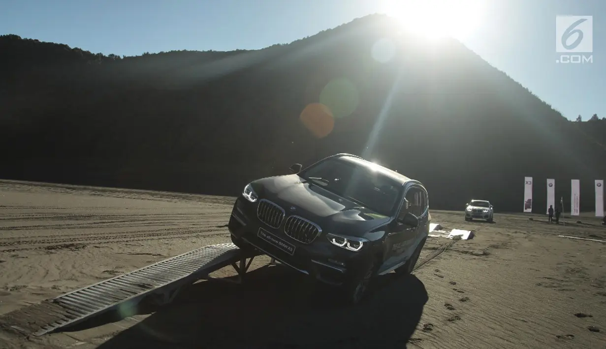 Uji coba BMW All New X3 saat berlangsungnya BMW Media Driving Experience 2018 di Taman Nasional Bromo Tengger Semeru, Pasuruan, Jawa Timur, Rabu (9/5). Acara ini diikuti oleh sejumlah jurnalis dari berbagai media nasional. (Liputan6.com/Pool/BMW)