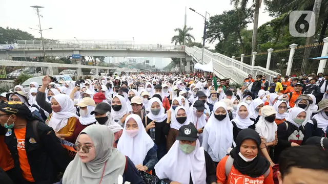 Ribuan Buruh Kembali Geruduk DPR