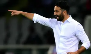 Pelatih AC Milan asal Portugal, Ruben Amorim, memberikan isyarat dari pinggir lapangan dalam pertandingan Serie A Italia antara Torino FC dan AC Milan di Stadion Olimpiade Grande Torino di Turin, Italia utara, pada 24 Agustus 2026. (Marco Bertorello/AFP)