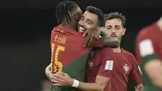 Manchester United tercatat sebagai salah satu dari 5 klub penyumbang pemain terbanyak pada Piala Dunia 2022 Qatar. Tepatnya MU memasok 13 pemainnya yang tersebar dalam 8 negara kontestan. Hingga menjelang rampungnya matchday kedua pada fase grup, tiga pemain MU mampu tampil gacor bersama tiga negara yang dibelanya. Siapa saja? Simak uraiannya berikut ini. (AP/Hassan Ammar)