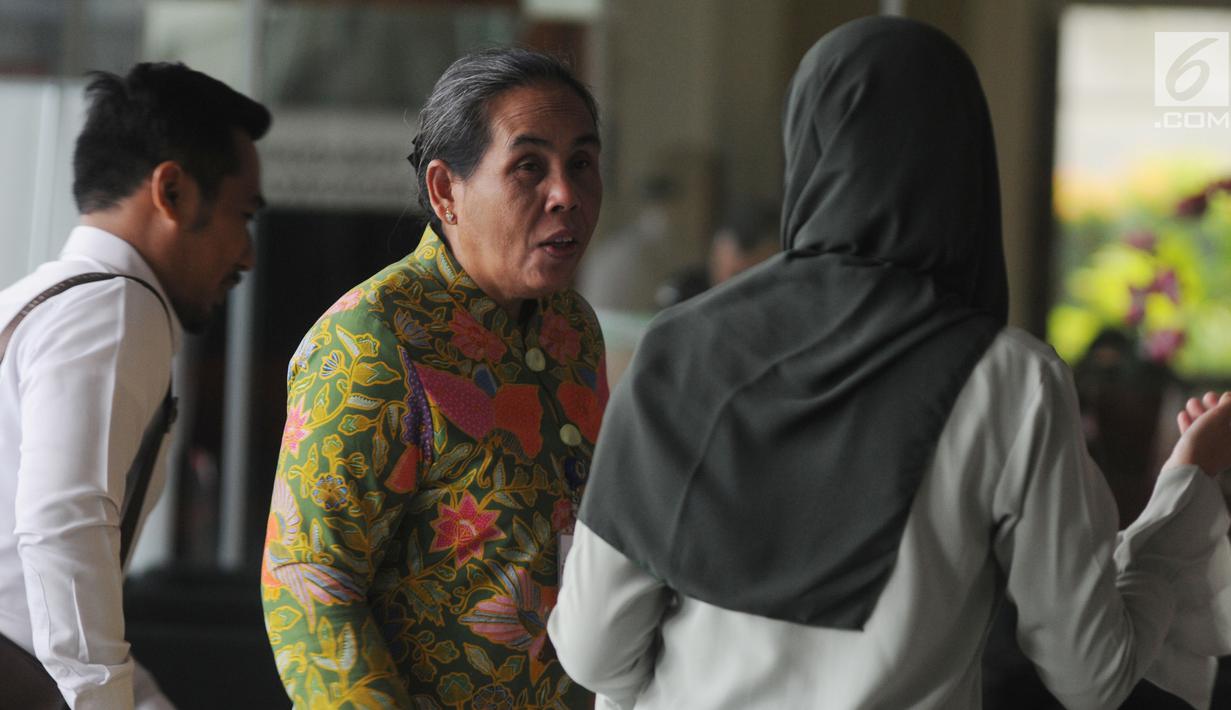 Irjen Kemenkeu Sumiyati bersiap menjalani pemeriksaan oleh penyidik di Gedung KPK, Jakarta, Senin (26/8/2019). Sumiyati diperiksa sebagai saksi untuk tersangka selaku PPK Istadi Prahastanto.  (merdeka.com/Dwi Narwoko)
