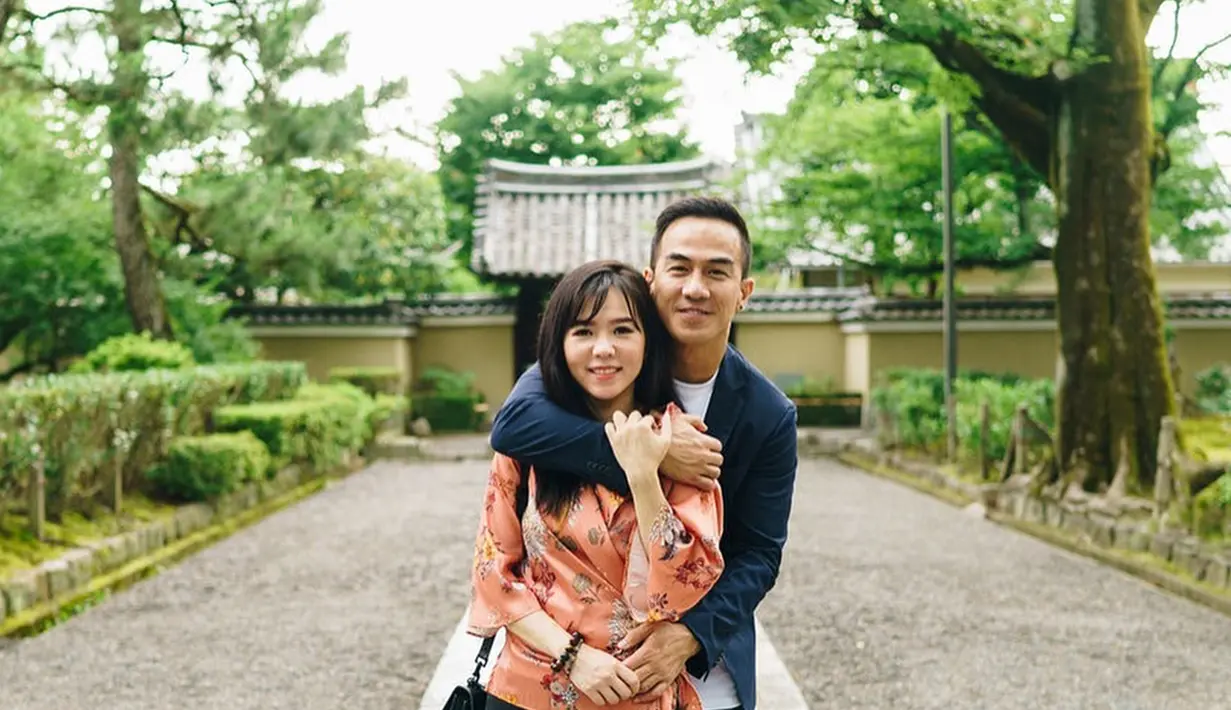Momen kebersamaan saat berlibur ke Jepang pada saat perayaan anniversary pernikahan Joe dan Julia yang telah berjalan selama 14 tahun pada 2018 dan telah dikaruniai 3 orang anak. (Liputan6.com/IG/julietaslim)