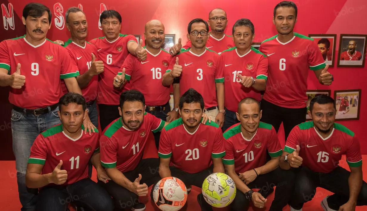 Deretan 13 kapten Timas Indonesia saat  berfoto sebelum mengikuti Kongres Tahunan PSSI 2017 di Bandung, Jawa Barat, Minggu (8/1/2017). Kehadiran mereka merupakan bentuk apresiasi dari PSSI. (Bola.com/Vitalis Yogi Trisna)