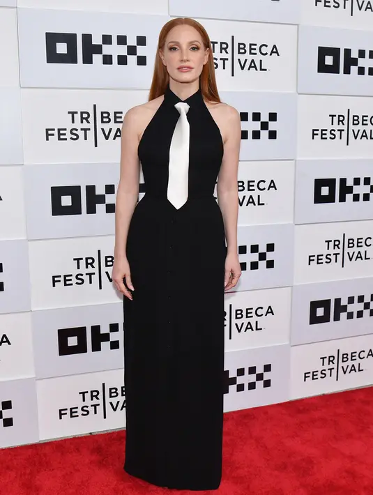 Aktris Jessica Chastain menghadiri pemutaran perdana film The Forgiven pada Festival Film Tribeca 2022 di BMCC Tribeca PAC, New York City, Amerika Serikat, 14 Juni 2022. Jessica Chastain mengenakan gaun hitam tanpa lengan dengan dasi satin putih. (Angela Weiss/AFP)