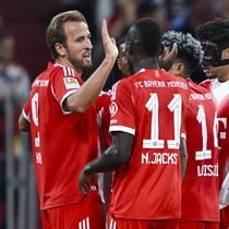 Pencetak gol Bayern Munchen, Harry Kane (kiri), bersama rekan-rekannya merayakan gol kelima tim mereka dalam laga Bundesliga Jerman melawan Hamburger SV di Munich, Jerman, Sabtu, 13 September 2025. (Sven Hoppe/dpa via AP)