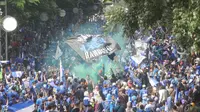 Ribuan masyarakat Bandung memadati jalan-jalan yang dilewati oleh konvoi juara Persib Bandung, Minggu (25/5/2025) pagi WIB. (Bola.com/M. Iqbal Ichsan)