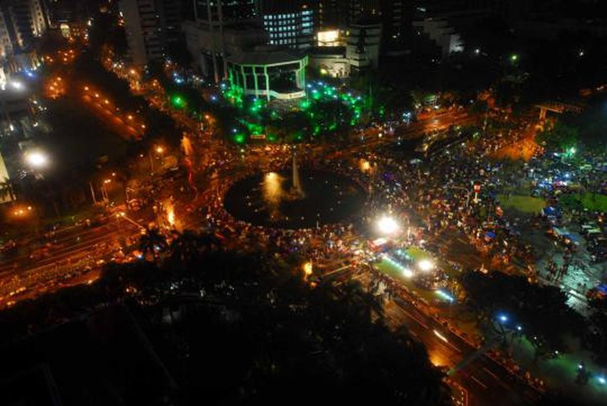 Pesta kembang api sambut tahun baru 2013 di Monas