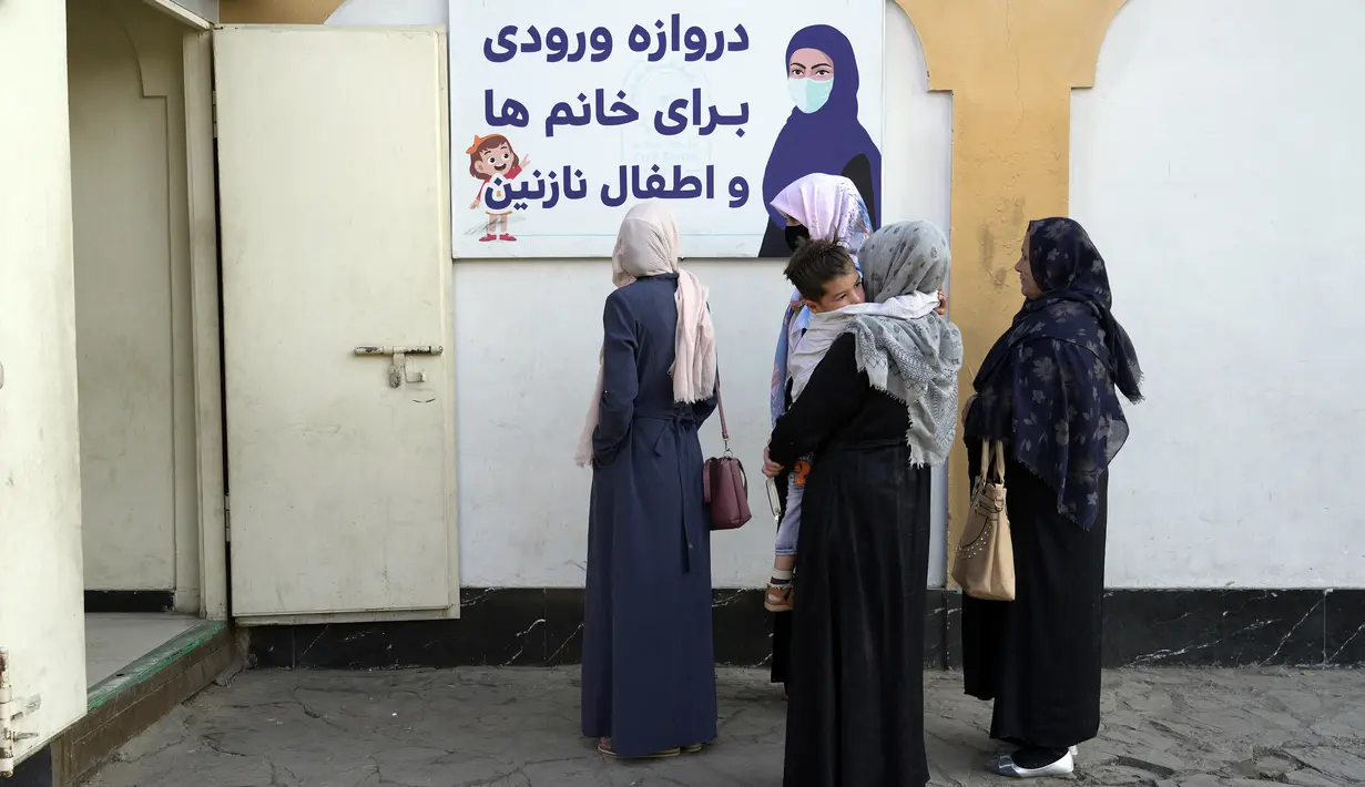 <p>Perempuan Afghanistan berdiri di luar taman hiburan, di Kabul, Afghanistan, Kamis (10/11/2022). Taliban pada hari Kamis telah melarang perempuan Afghanistan menggunakan fasilitas di pusat kebugaran dan taman. (AP Photo/Ebrahim Noroozi)</p>