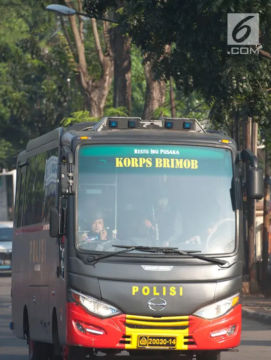Bus yang mengangkut narapidana teroris dari Rutan Cabang Salemba Mako Brimob melintasi kawasan Kelapa Dua, Depok, Kamis (10/5). Imbas kerusuhan, sebanyak 155 napi terorisme dipindahkan ke Nusakambangan, Cilacap lewat jalur darat. (Merdeka.com/Arie Basuki)