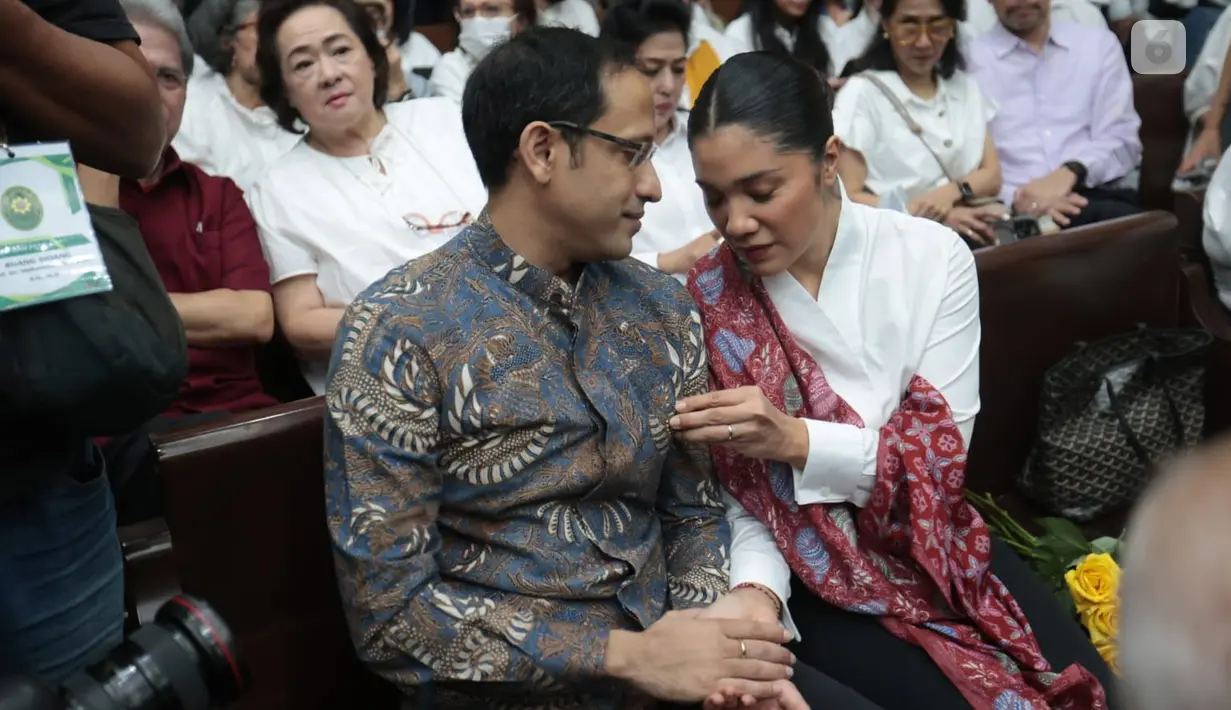 Terdakwa kasus dugaan korupsi pengadaan Chromebook dalam program digitalisasi pendidikan di Kemendikbudristek, Nadiem Anwar Makarim bersama istrinya Franka Franklin sebelum sidang vonis  di Pengadilan Tipikor, Jakarta, Selasa (30/06/2026). (Kapanlagi.com/Budy Santoso)