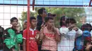 Suporter tim Macan Kemayoran menyaksikan latihan perdana Persija pasca menjuarai Liga 1 musim 2018 di Lapangan Wisma Aldiron, Jakarta, Senin (7/1). 30 pemain ikut dalam latihan perdana yang digelar terbuka. (Liputan6.com/Helmi Fithriansyah)