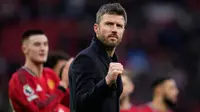 Selebrasi Michael Carrick usai membawa Manchester United meraih kemanangan dramatis atas Fulham 3-2 di Old Trafford, Minggu (1/2/2026) malam WIB. (AP Photo/Dave Thompson)