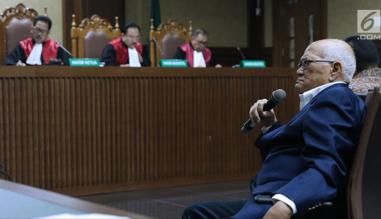 Mantan Menko Perekonomian, Dorodjatun Kuntjoro-Jakti menyimak pertanyaan JPU KPK pada sidang di Pengadilan Tipikor, Jakarta, Senin (16/7). Dorodjatun bersaksi dalam kasus dugaan korupsi penerbitan SKL BLBI. (Liputan6.com/Helmi Fithriansyah)