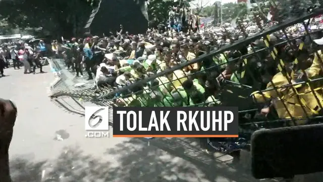 Massa mahasiswa melakukan unjuk rasa di depan gedung DPRD Jawa Tengah. Mahasiswa yang kesal karena tidak ditemui anggota DPRD akhirnya merobohkan pagar gedung DPRD.