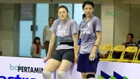Duet Pemain Timnas China, yaitu Wang Yimei (kiri) dan Zhang Lei (kanan) saat membela Jakarta Elektrik PLN pada Proliga 2016. (Bola.com/Nicklas Hanoatubun)