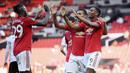 Para pemain Manchester United merayakan gol yang dicetak oleh Anthony Martial ke gawang Sheffield United pada laga Premier League di Stadion Old Trafford, Rabu (24/6/2020). Manchester United menang dengan skor 3-0. (AP/Michael Regan)