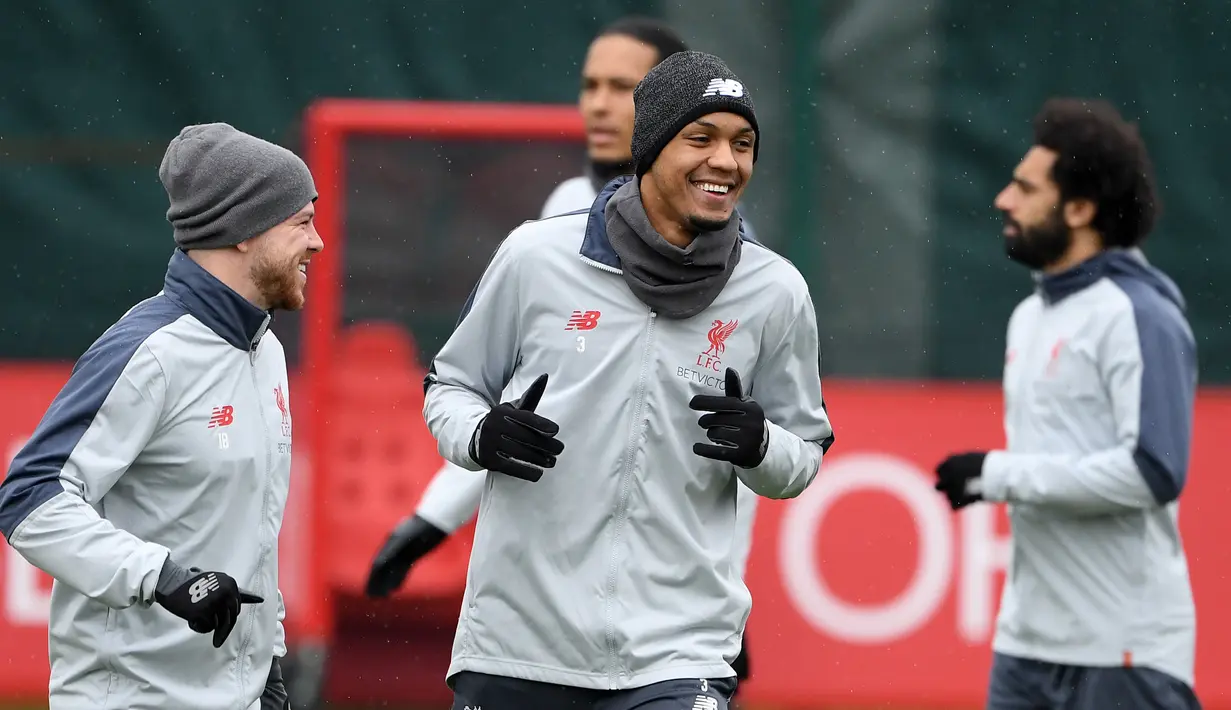 Para pemain Liverpool melakukan pemanasan selama sesi latihan tim di Melwood di Liverpool, Inggris (16/4). Liverpool akan bertanding melawan wakil Portugal, FC Porto pada leg kedua babak perempatfinal Liga Champions di Estadio do Dragao. (AFP Photo/Paul Ellis)