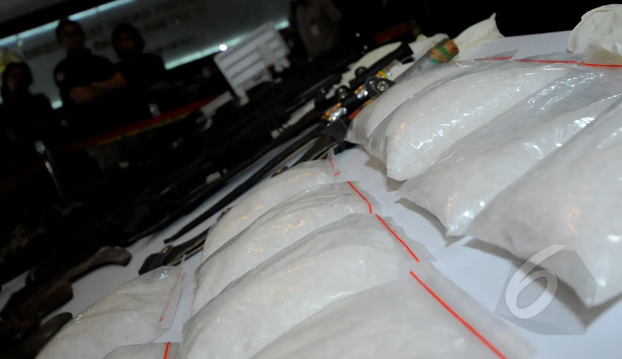 Barang bukti yang berhasil diamankan Polisi dari tersangka bernama Bachtiar, Jakarta, Jumat (6/3/2015). (Liputan6.com/Faisal R Syam) 